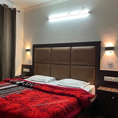 Hotel Premier Mall Road Manali Esterno foto