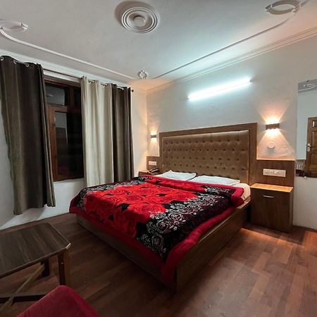 Hotel Premier Mall Road Manali Esterno foto