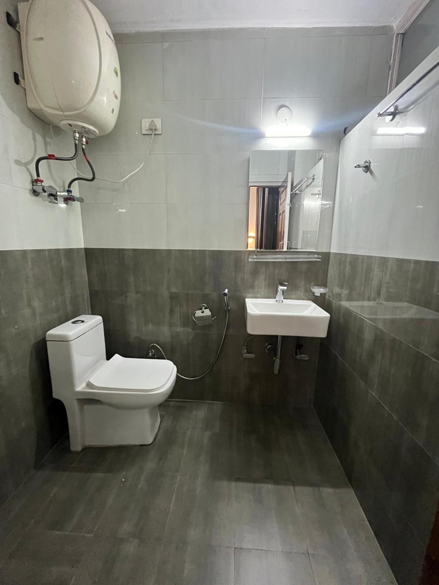 Hotel Premier Mall Road Manali Esterno foto