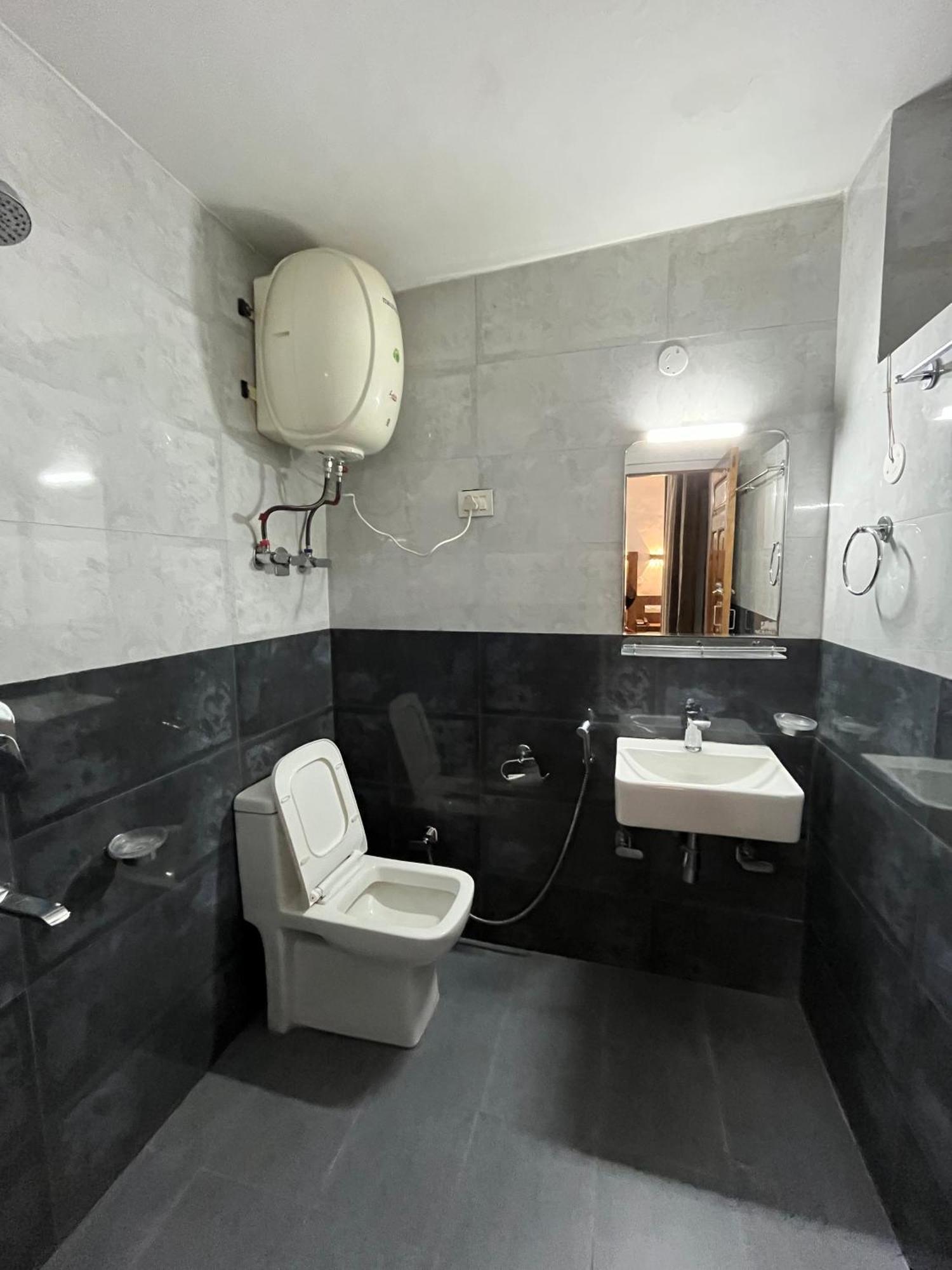 Hotel Premier Mall Road Manali Esterno foto