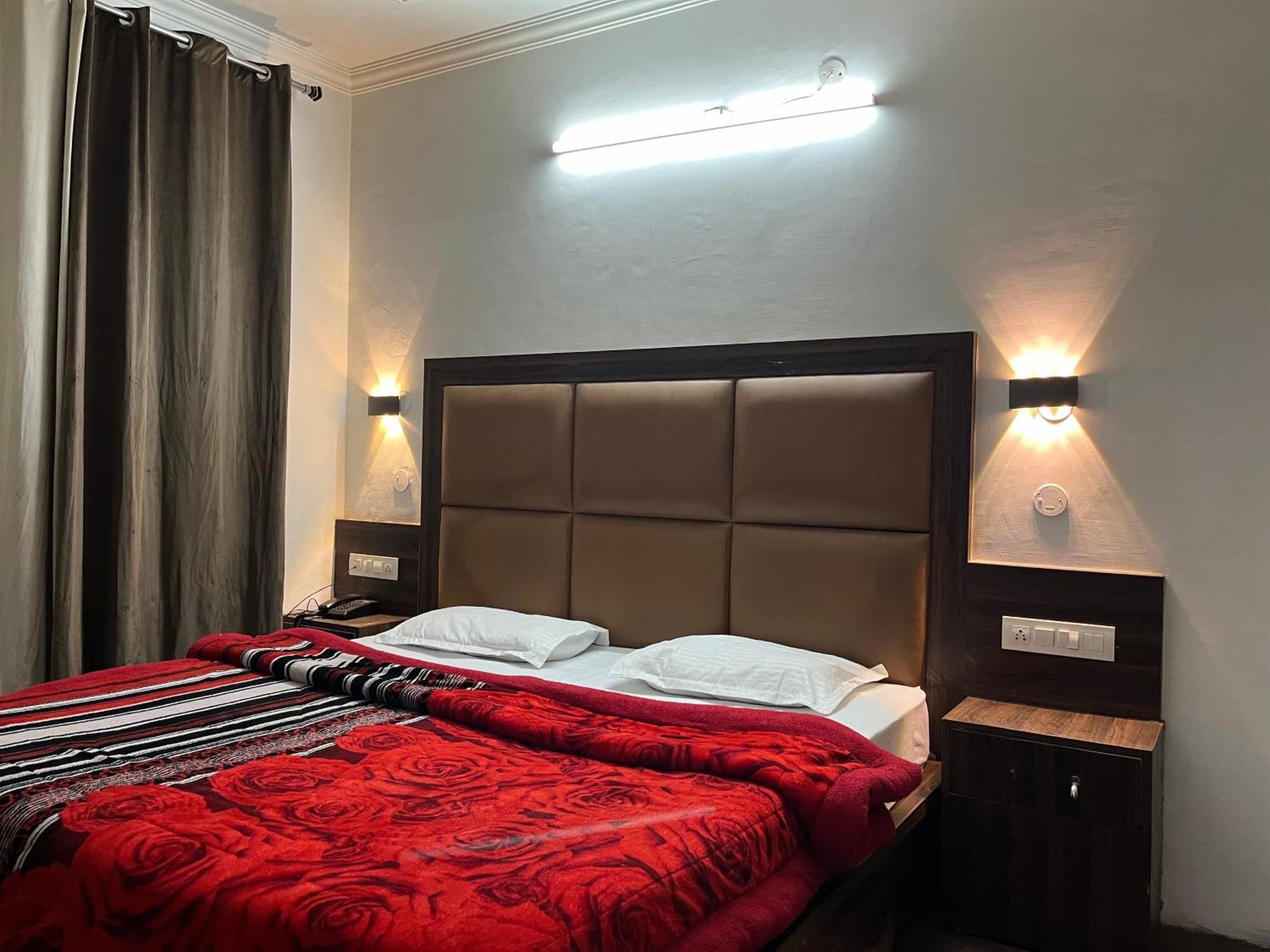 Hotel Premier Mall Road Manali Esterno foto