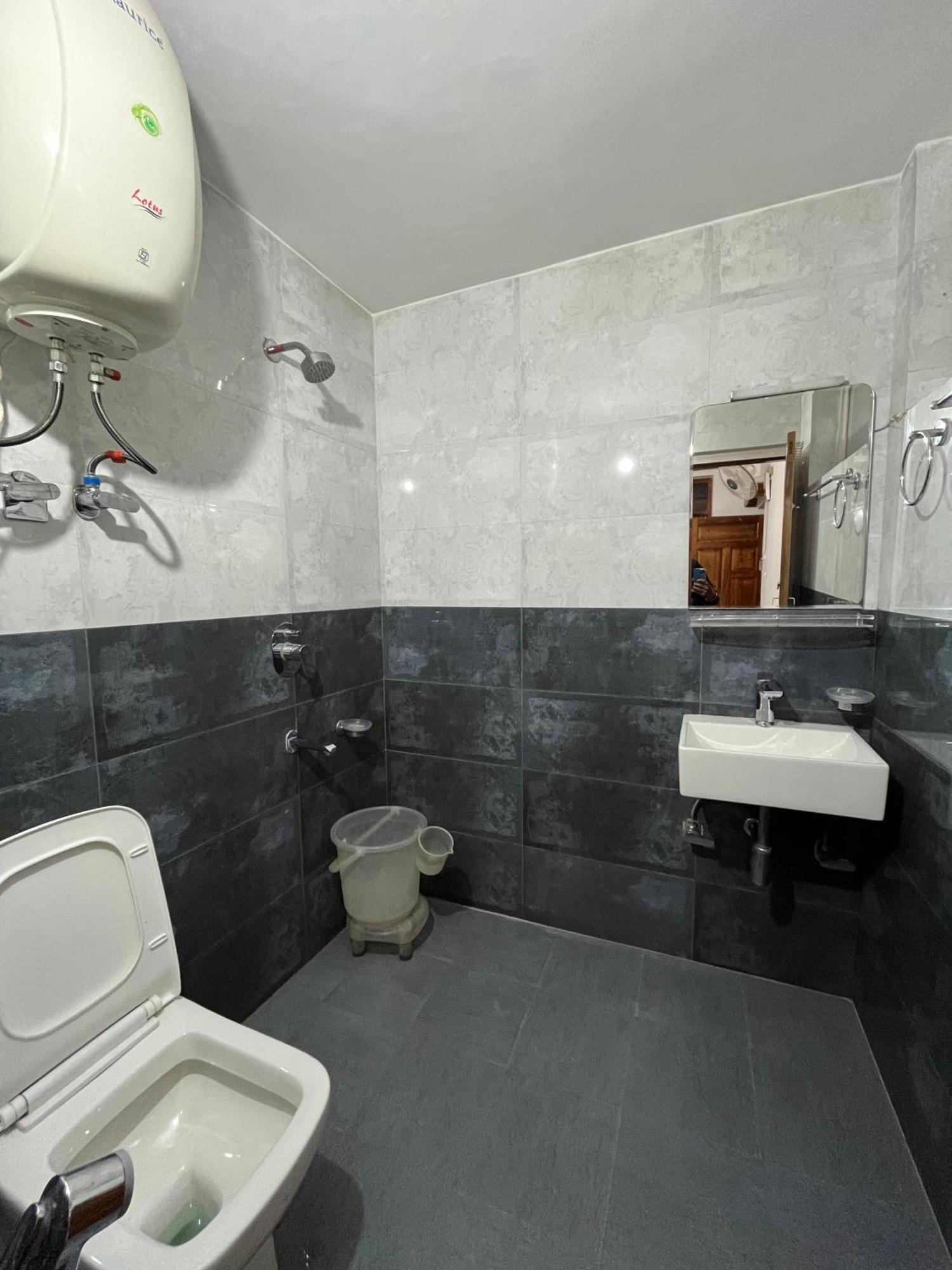 Hotel Premier Mall Road Manali Esterno foto