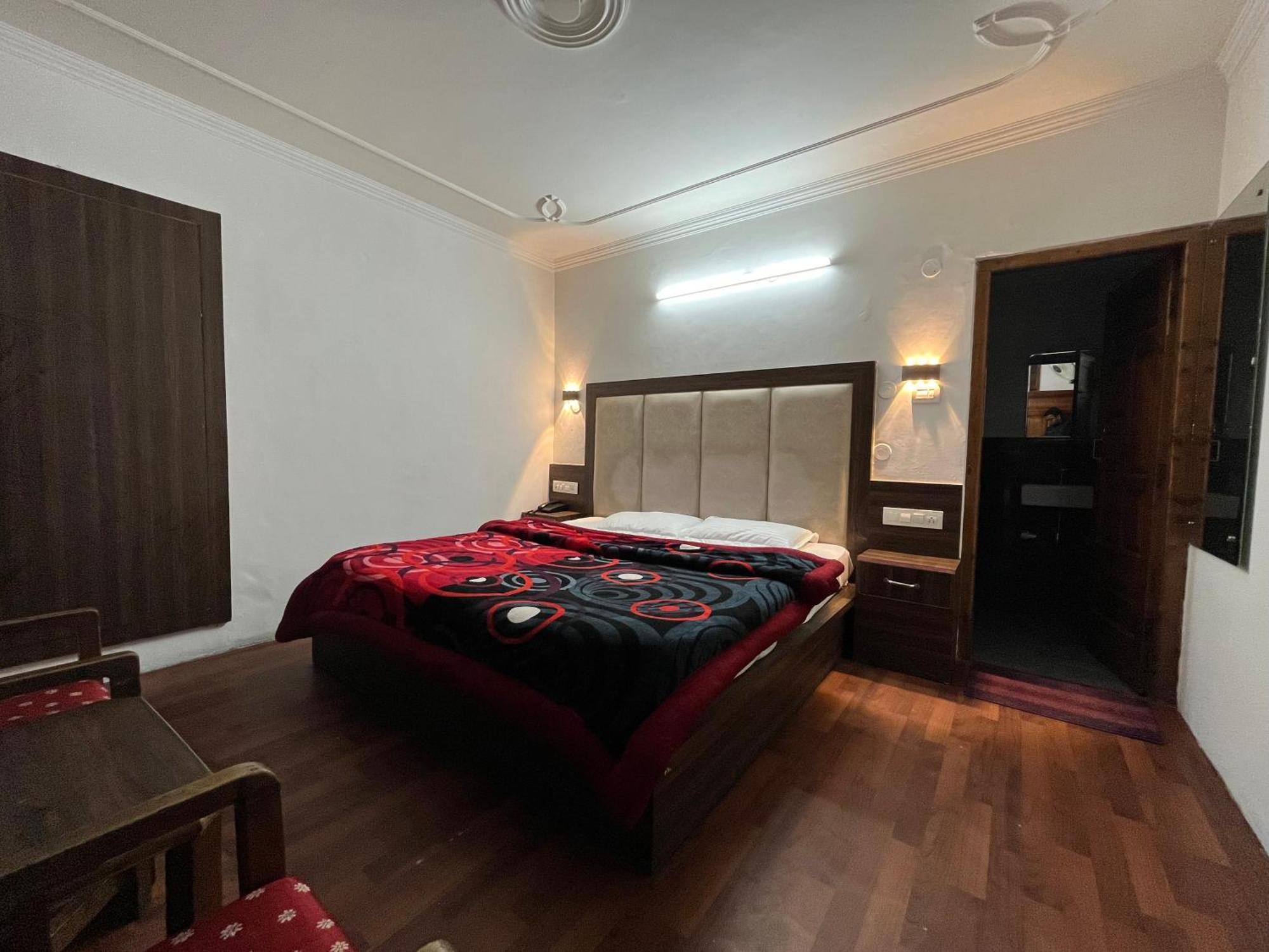 Hotel Premier Mall Road Manali Esterno foto