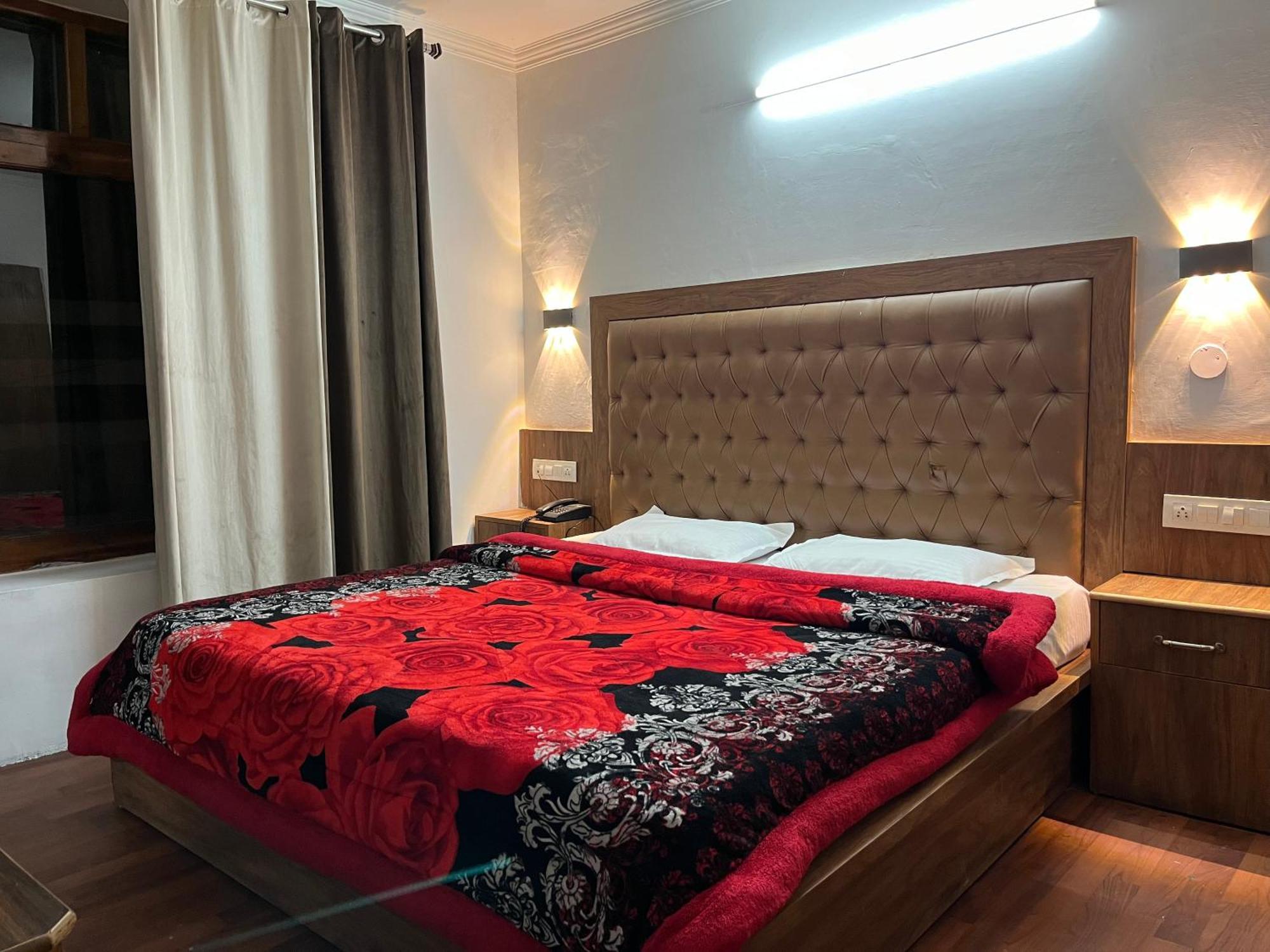 Hotel Premier Mall Road Manali Esterno foto