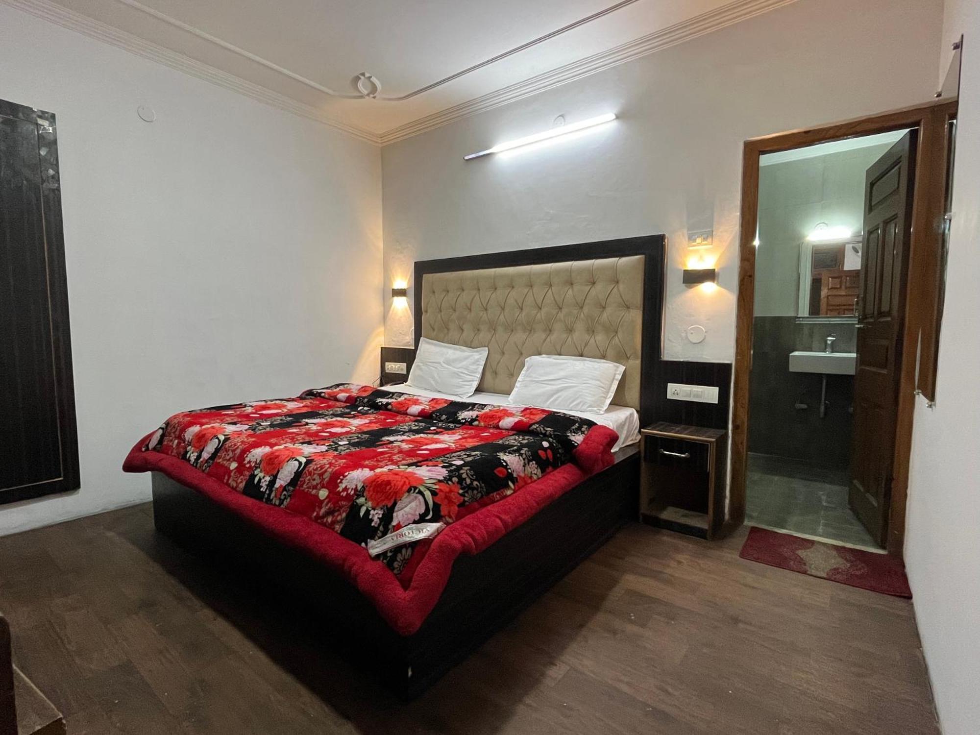 Hotel Premier Mall Road Manali Esterno foto