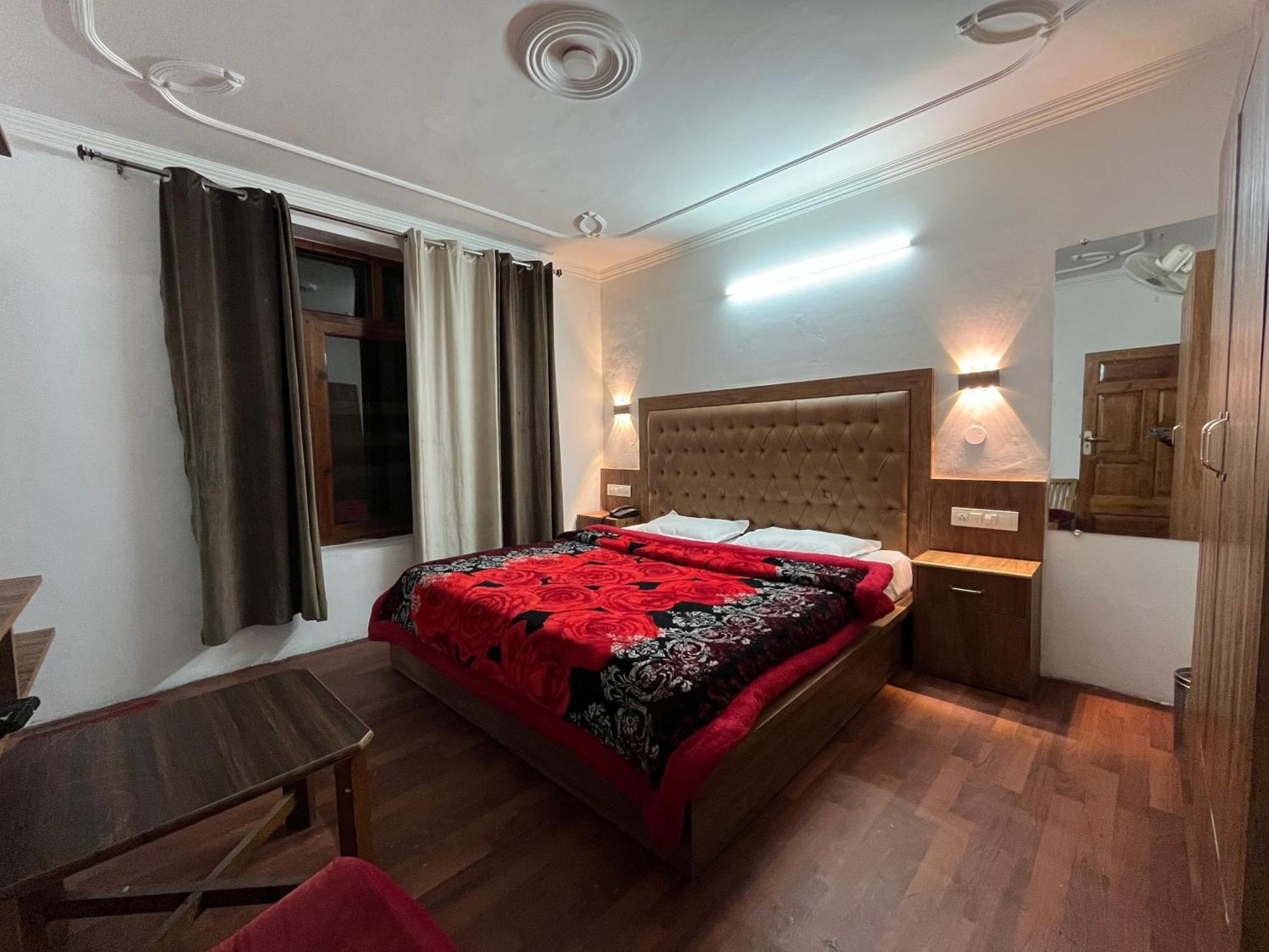 Hotel Premier Mall Road Manali Esterno foto