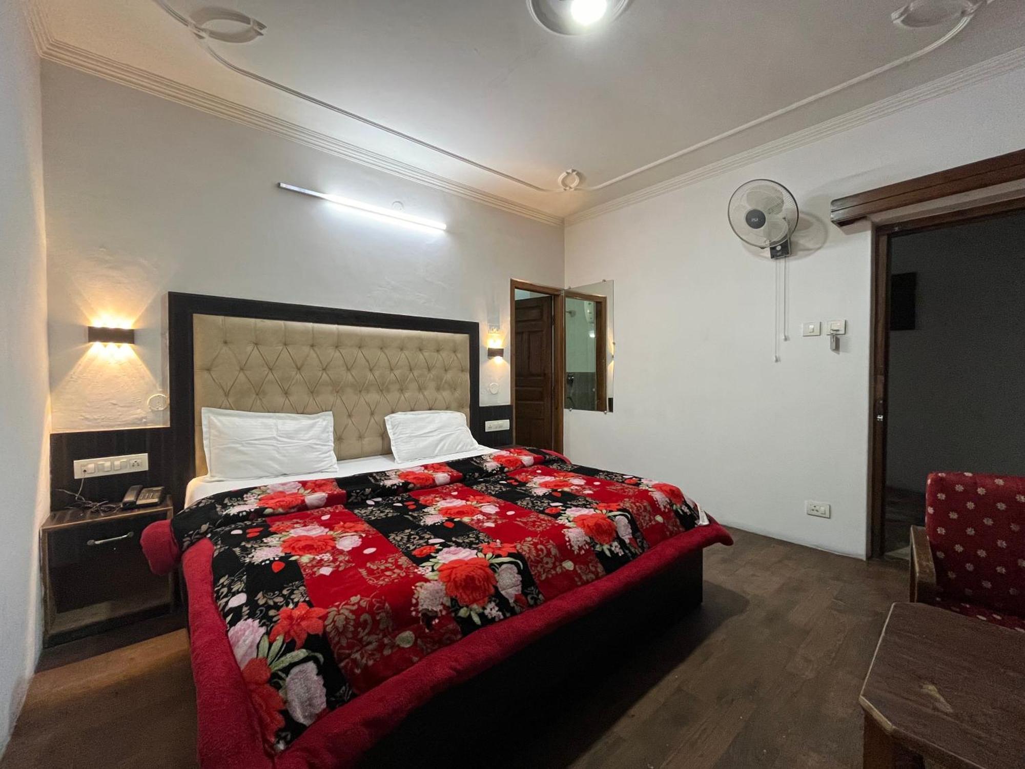 Hotel Premier Mall Road Manali Esterno foto