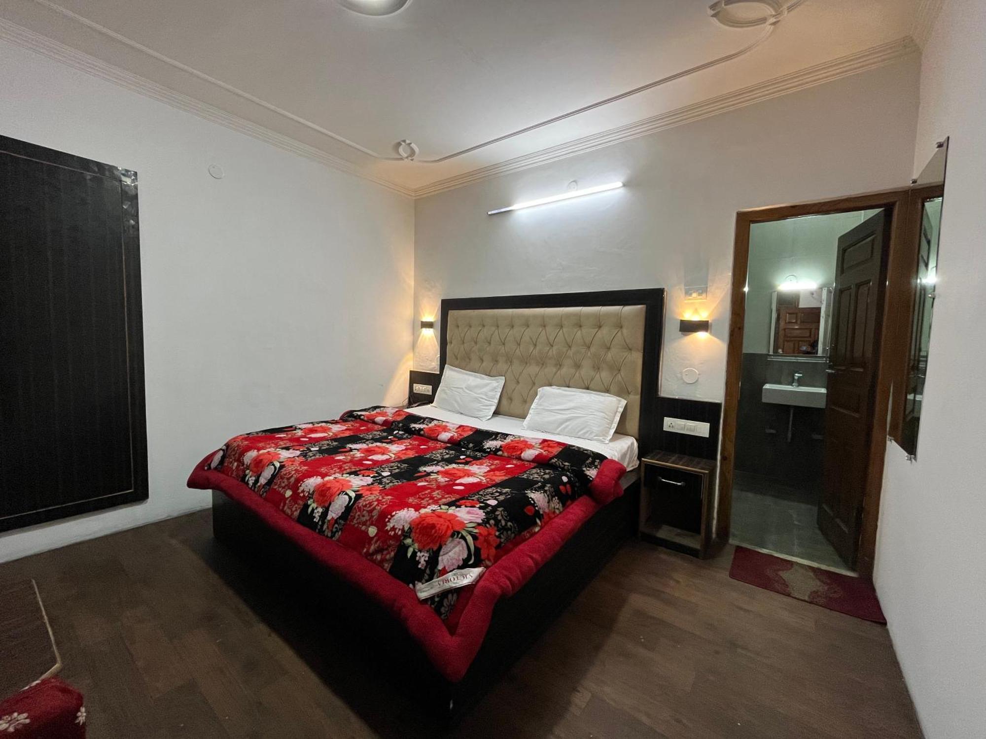 Hotel Premier Mall Road Manali Esterno foto