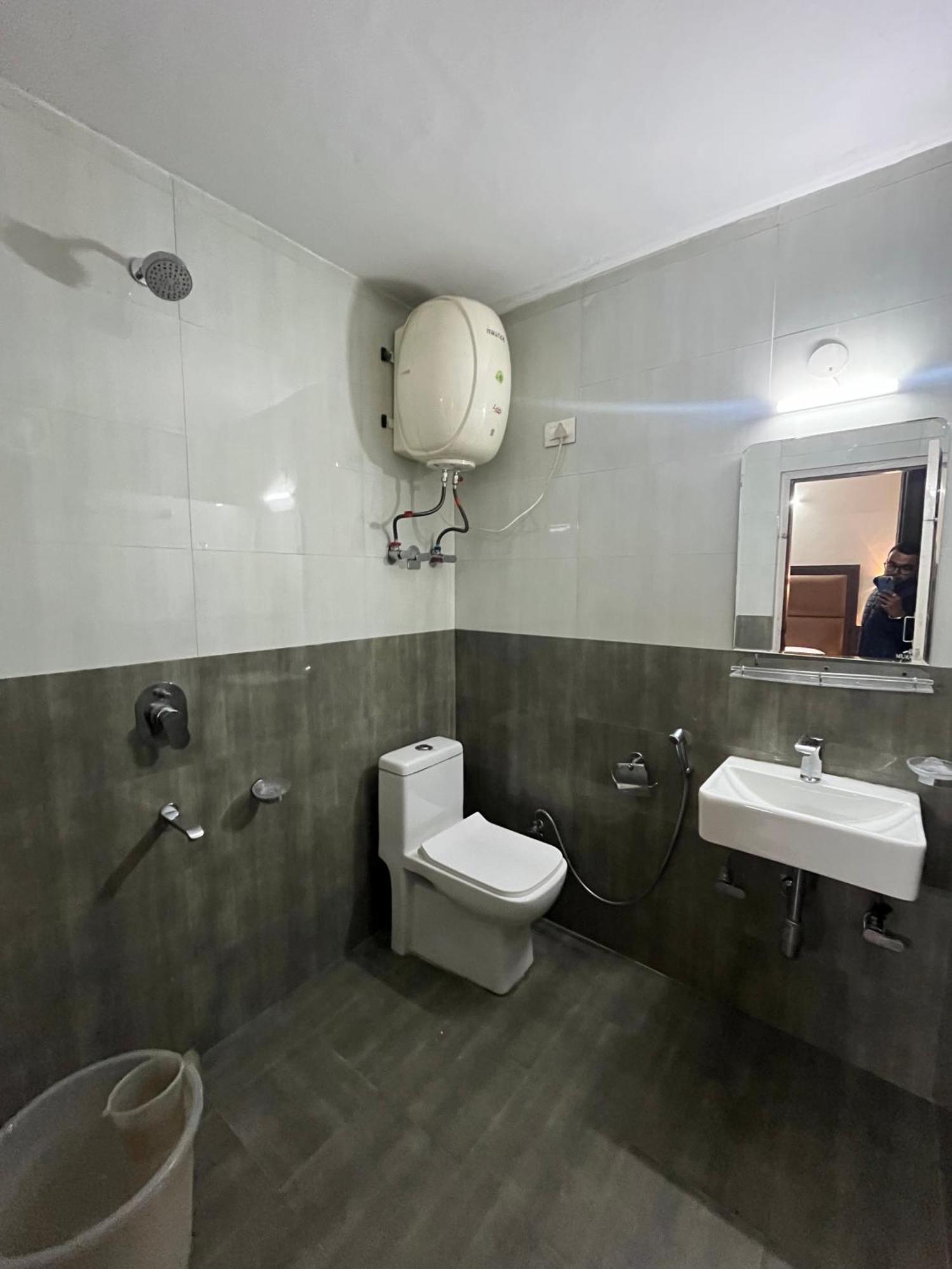 Hotel Premier Mall Road Manali Esterno foto