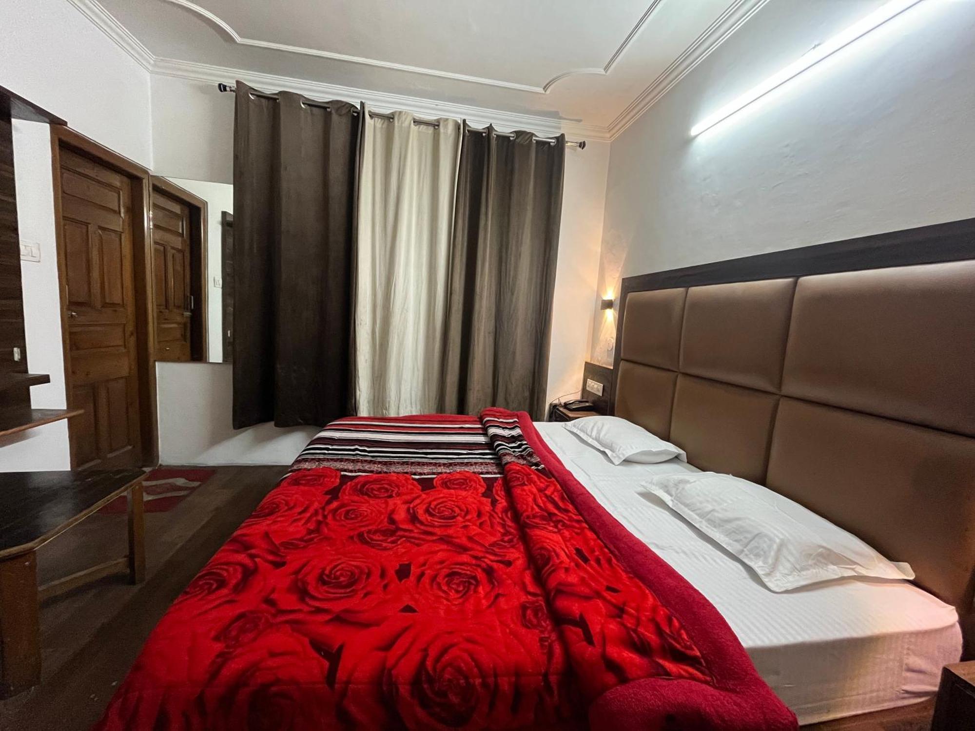 Hotel Premier Mall Road Manali Esterno foto