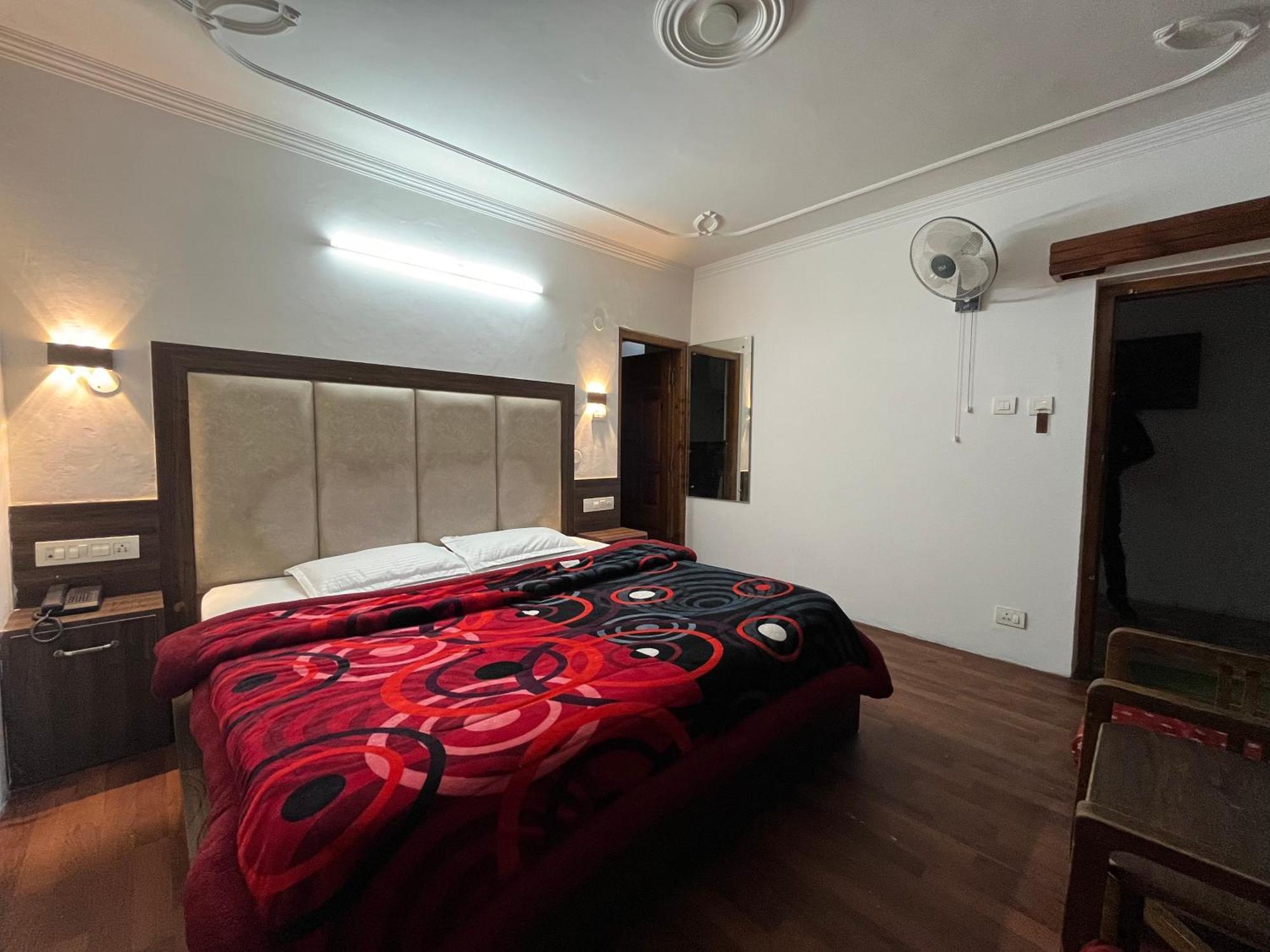Hotel Premier Mall Road Manali Esterno foto
