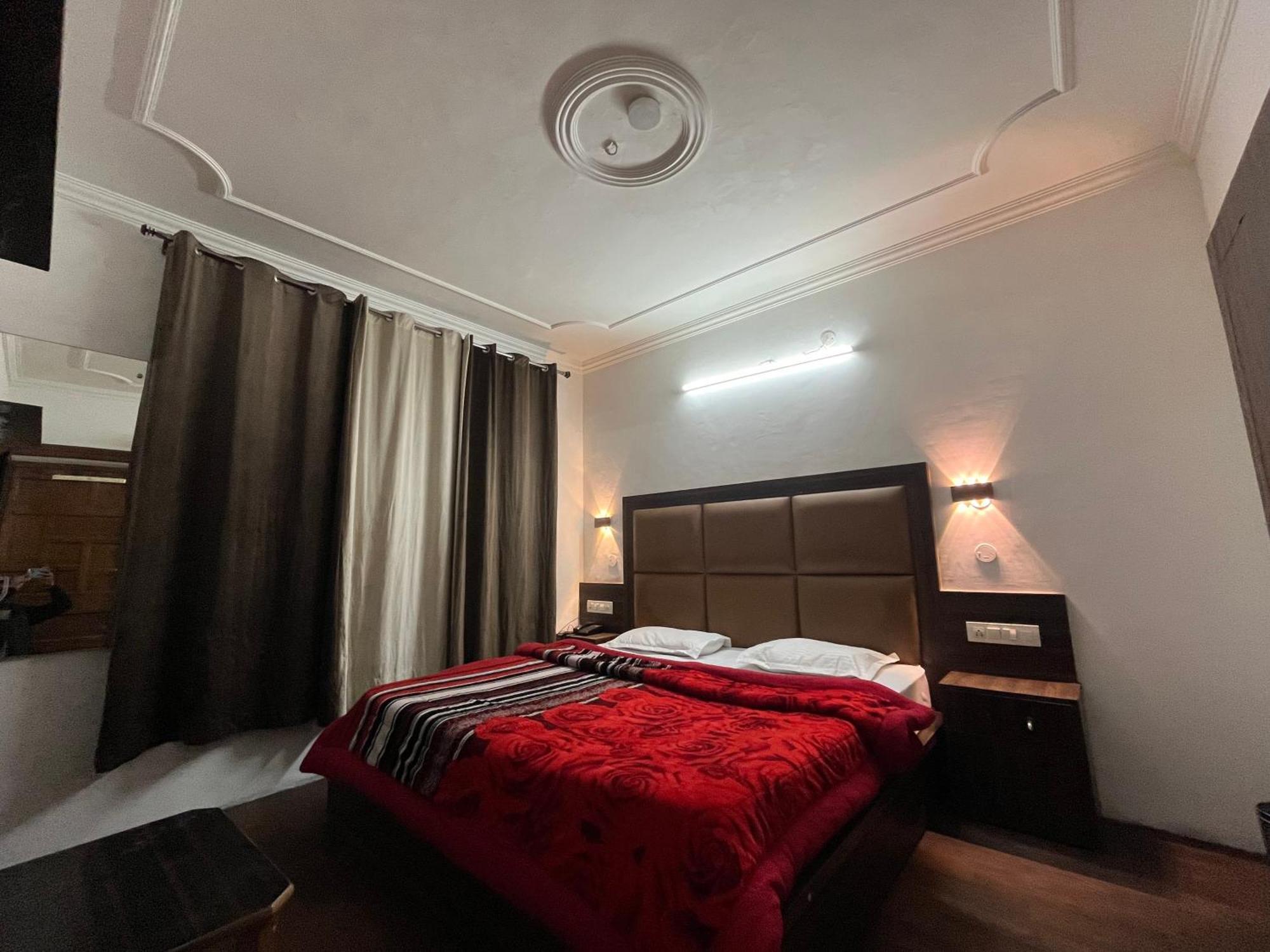Hotel Premier Mall Road Manali Esterno foto