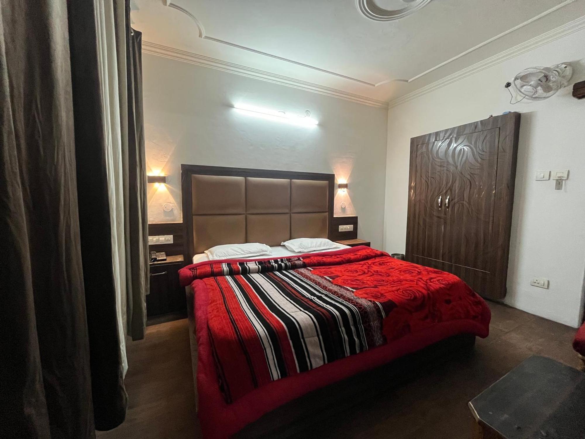 Hotel Premier Mall Road Manali Esterno foto