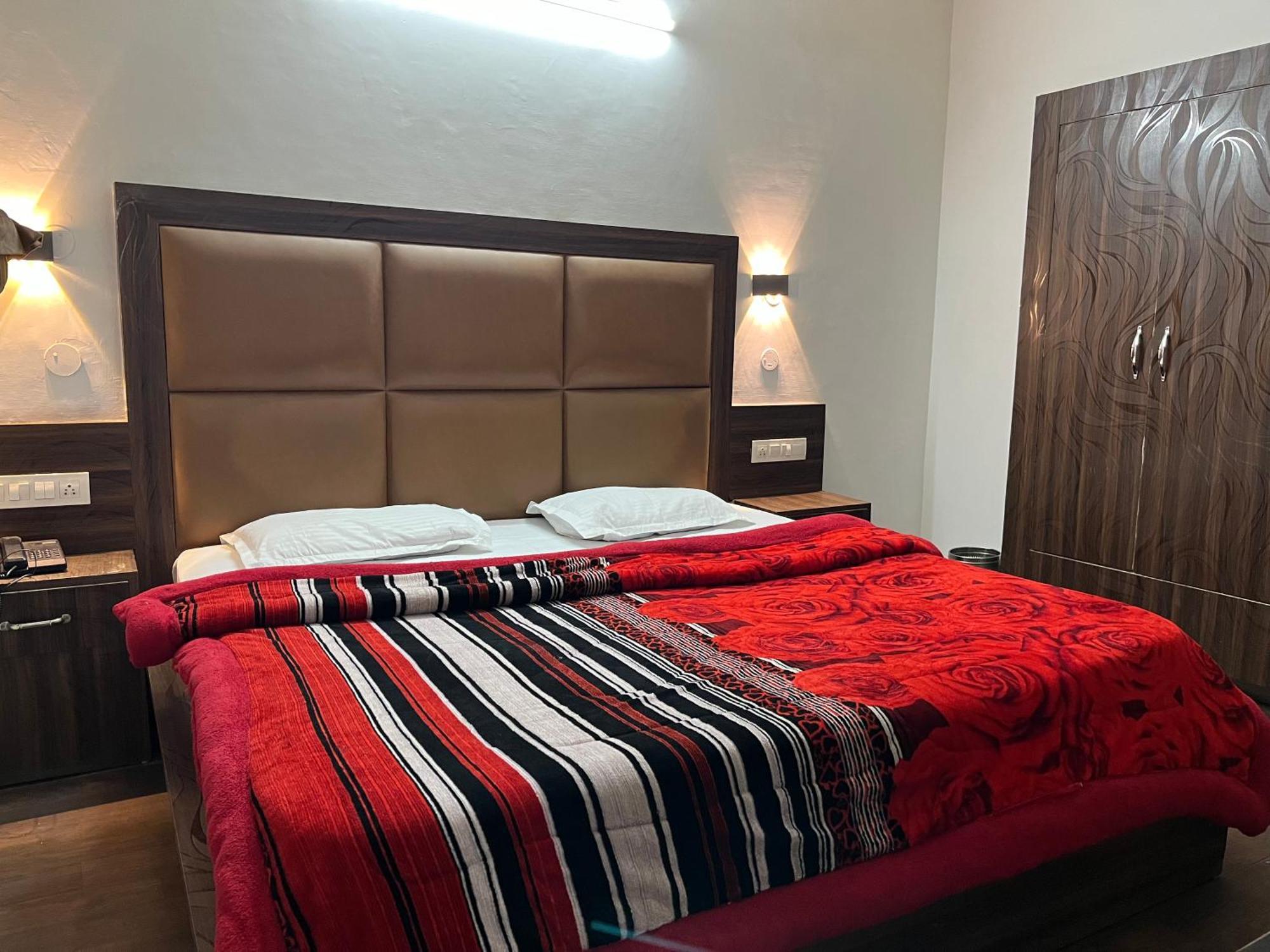 Hotel Premier Mall Road Manali Esterno foto
