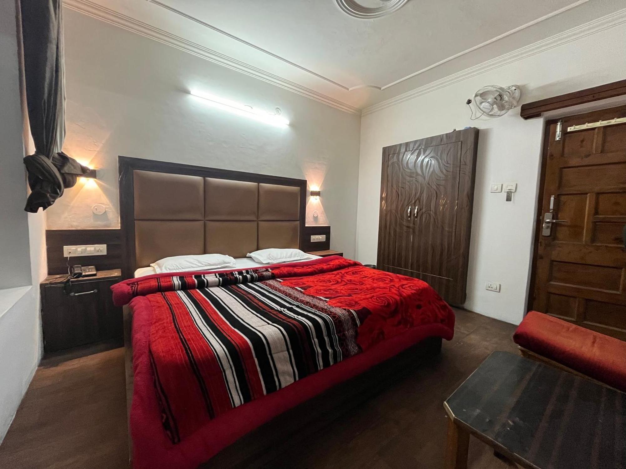 Hotel Premier Mall Road Manali Esterno foto