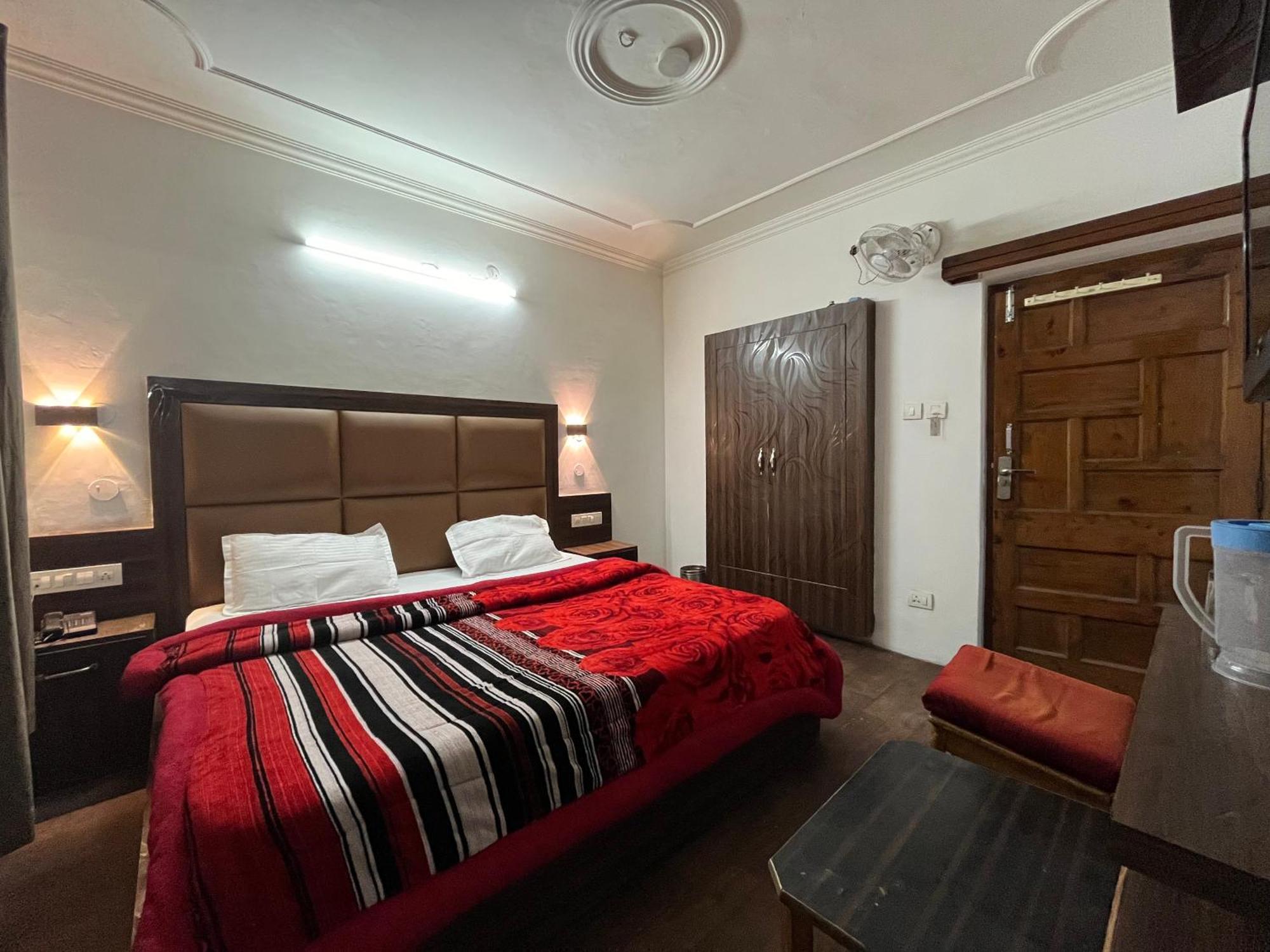 Hotel Premier Mall Road Manali Esterno foto